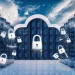 Centro de dados futurista com servidores em vidro azul transparente e cadeados digitais flutuantes simbolizando segurança.