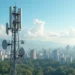 Antena 5G em torre alta com céu azul e vista panorâmica de cidade do Sudeste do Brasil