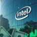 Prédio moderno da Intel sobreposto a gráficos financeiros e moeda dos EUA